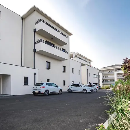 Stunning In With 1 Bedrooms Apartment *