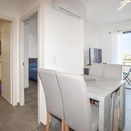 Stunning In With 1 Bedrooms *