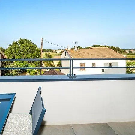 Stunning In With 1 Bedrooms Apartment *
