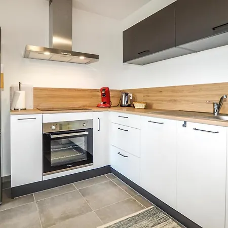 Stunning In With 1 Bedrooms Apartment *
